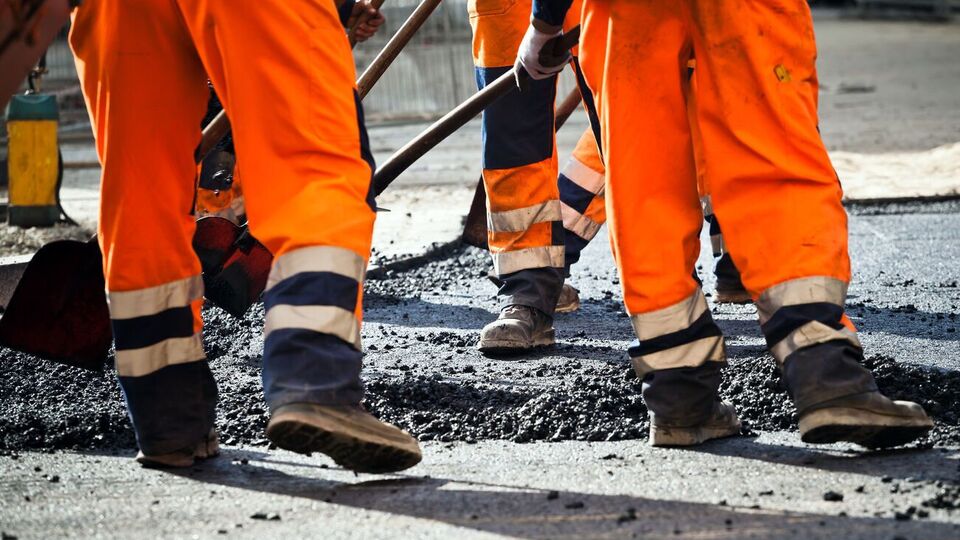 Украина уменьшает объемы собственного производства битума, чтобы покупать белорусский, пишет агентство