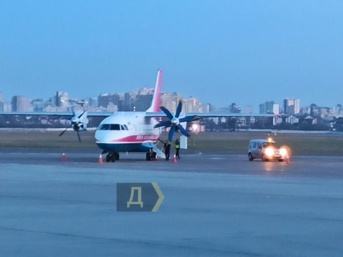 Самолет&nbsp;приземлился в Киеве вечером 5 апреля на одном левом двигателе