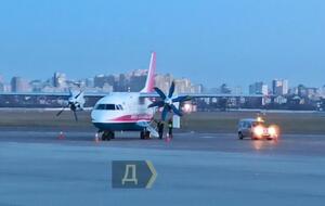 Самолет приземлился в Киеве вечером 5 апреля на одном левом двигателе