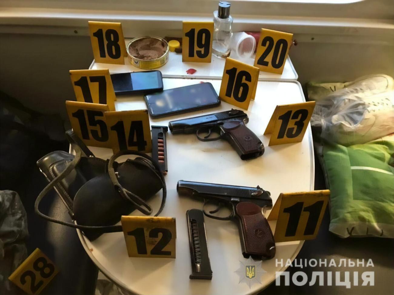 Военные устроили стрельбу в купе, а потом забаррикадировались