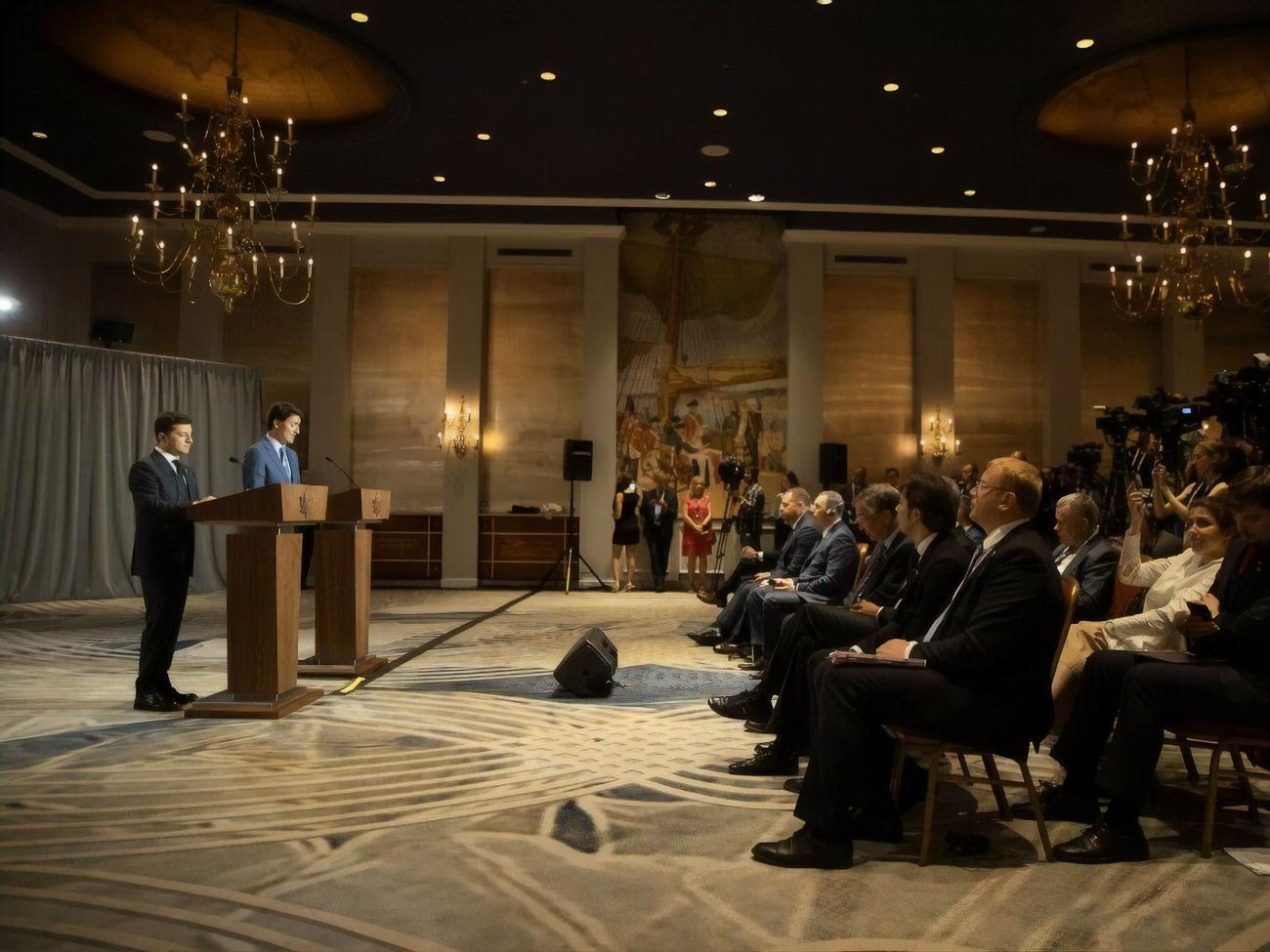 Зеленский сообщил Трюдо об обострении на востоке Украины