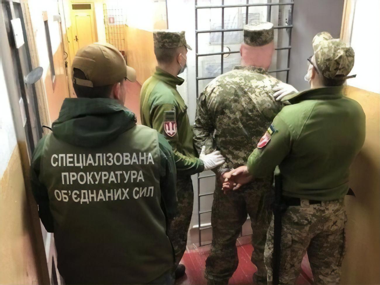 Прокуратура объявила о подозрении только одному из двух военных