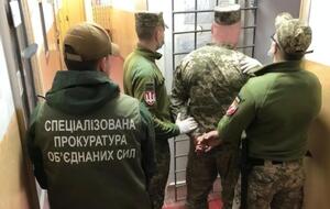 Прокуратура объявила о подозрении только одному из двух военных