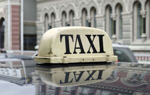 Поведение таксистов может свидетельствовать об антиконкурентных согласованных действиях, считают в АМКУ