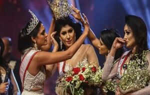 Де Силва (по центру) в итоге получила обратно свою корону