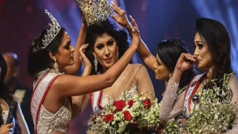 Де Силва (по центру) в итоге получила обратно свою корону