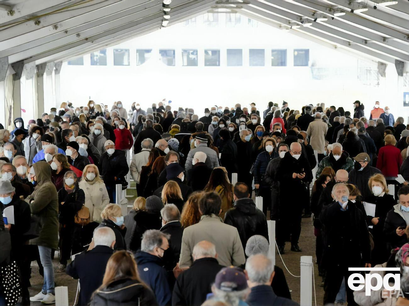 Кампании по иммунизации начались в 153 странах (на фото &ndash;&nbsp;очередь на вакцинацию в Неаполе, Италия)