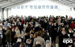 Кампании по иммунизации начались в 153 странах (на фото – очередь на вакцинацию в Неаполе, Италия)