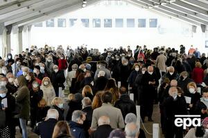 Кампании по иммунизации начались в 153 странах (на фото – очередь на вакцинацию в Неаполе, Италия)