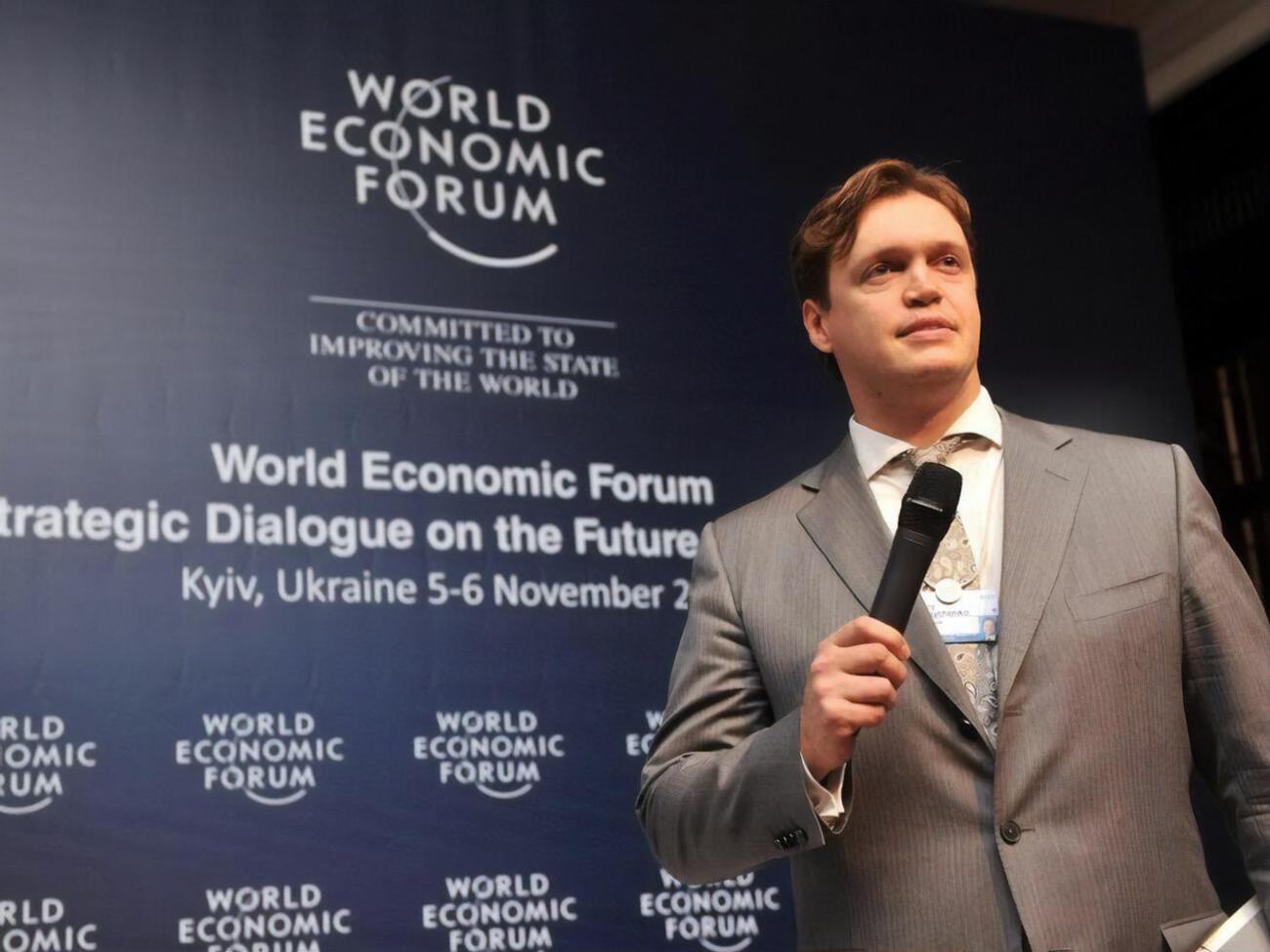 За словами Сенниченка, в Україні не було сформовано політичну філософію, що продавати, а що залишити у власності держави