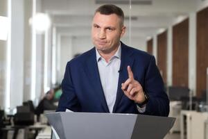 Кличко: Вы видели, сколько людей в понедельник пытались попасть в транспорт!