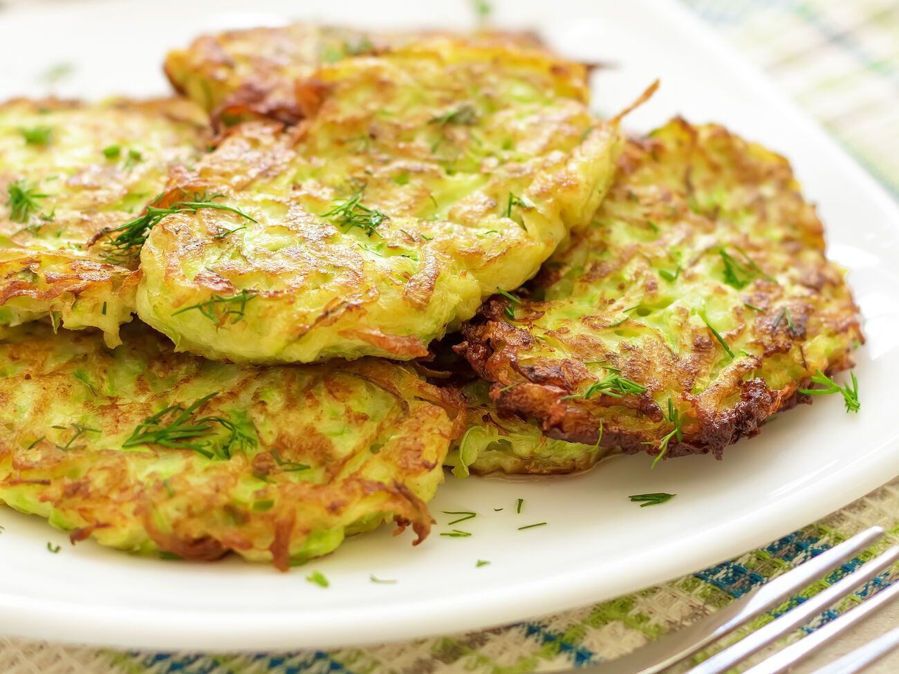 Полякова рекомендує натерту цибулю спершу змішати зі збитим яйцем, а потім туди додати тертий кабачок