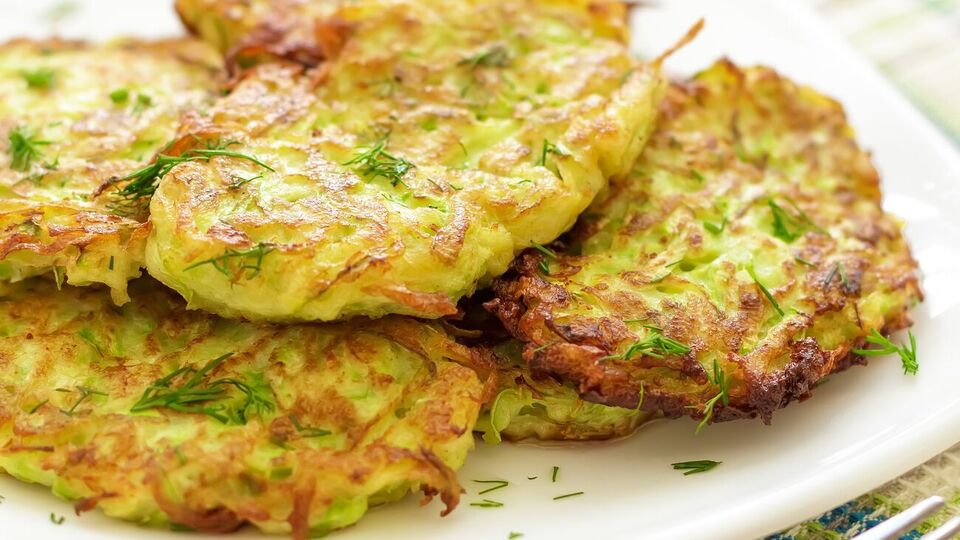 Полякова рекомендує натерту цибулю спершу змішати зі збитим яйцем, а потім туди додати тертий кабачок