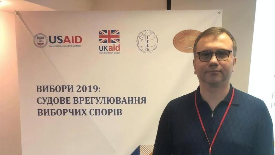 Вовк (на фото) считает, что имя его брата используют как "расходный материал" для сведения личных счетов