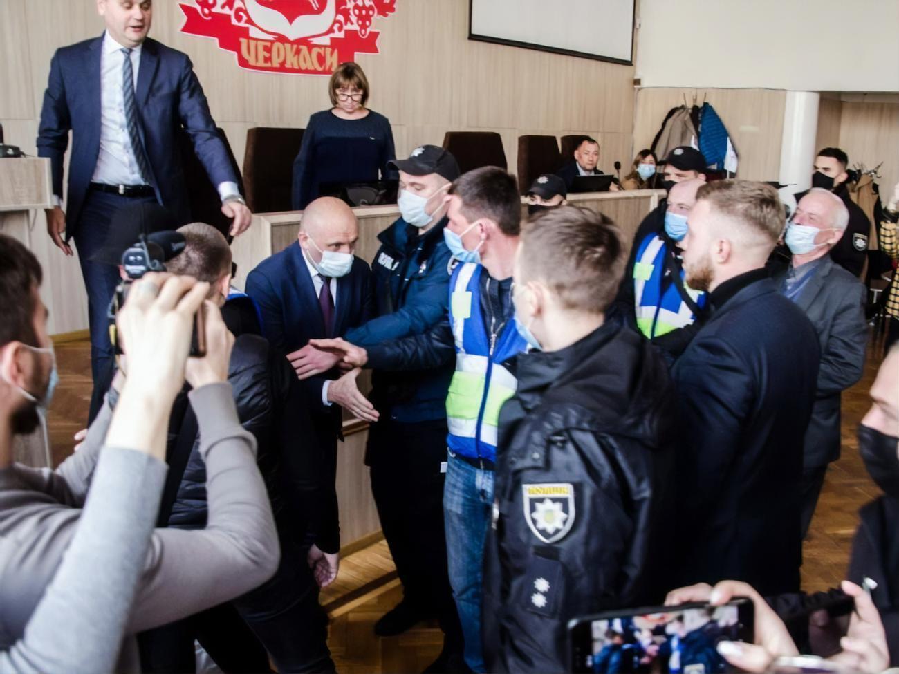 Мэру и активисту не дали вступить в драку полицейские