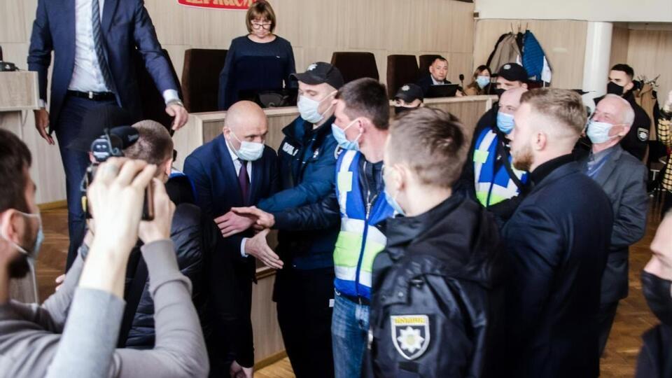 Мэру и активисту не дали вступить в драку полицейские