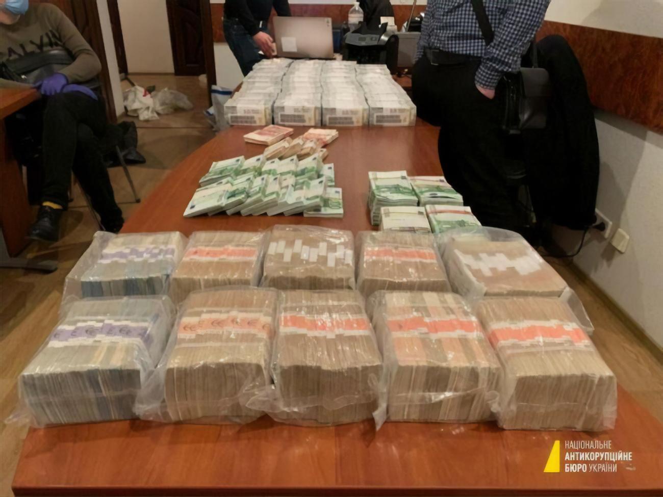 У фігурантів виявили велику кількість іноземної валюти