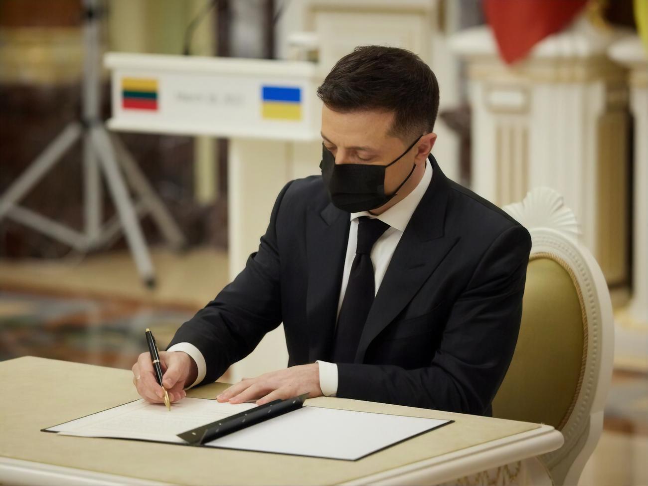 Зеленский подписал закон, который&nbsp;предусматривает создание публичного реестра коллекторских компаний