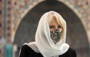 Герцогиня Корнуольская во время посещения мечети была одета в черное пальто с прорезными рукавами, а голову покрыла шарфом