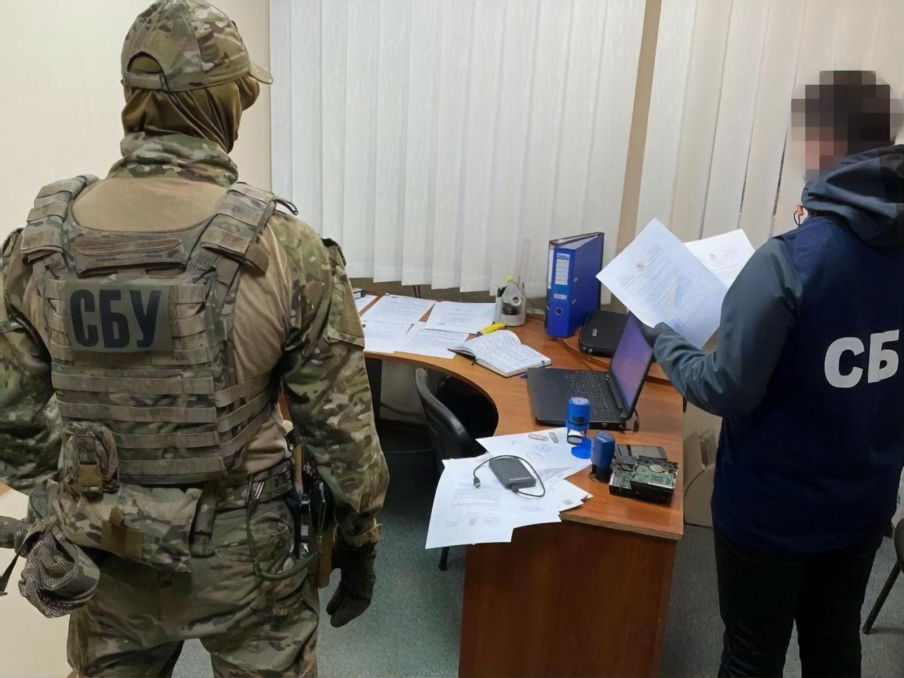 Правоохоронці вилучили статути фейкових республіки та міськради, печатки, бланки й картки платіжних систем РФ