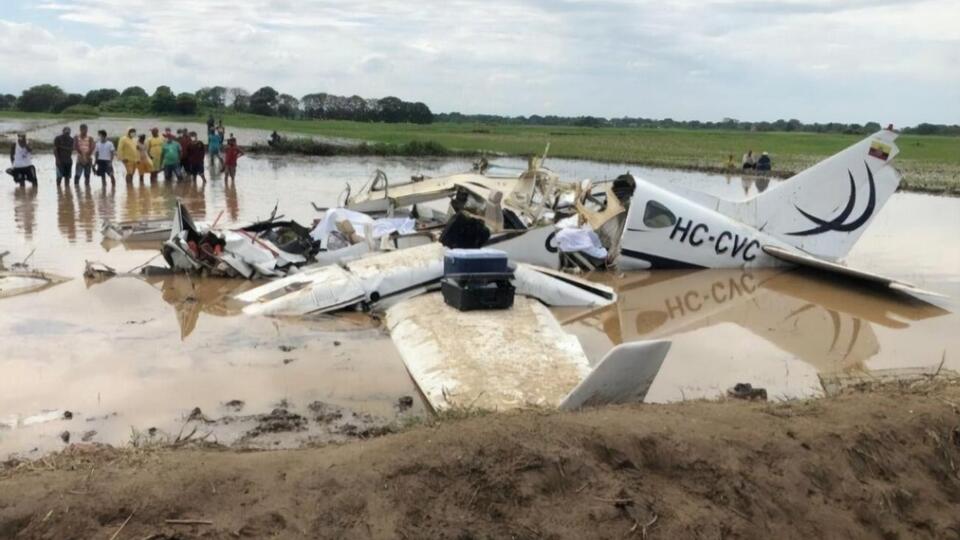Самолет упал в воду