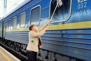 Андерсен признался, что швабра плохо отмыла окно