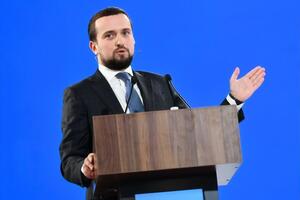 Тимошенко підкреслив, що ОПУ "не порушує мовне питання"