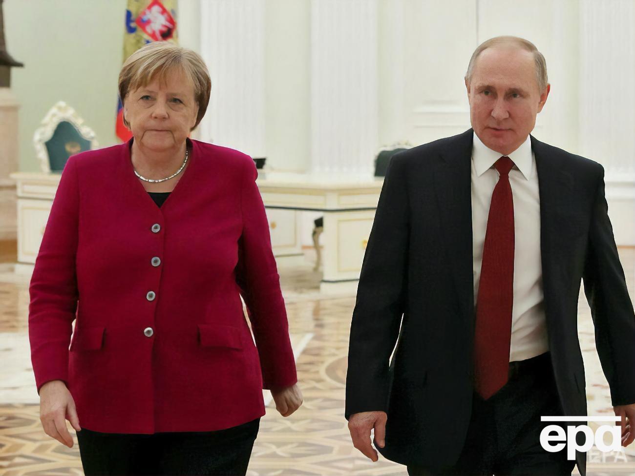 Меркель закликала Путіна скоротити чисельність російських військ біля кордону з Україною