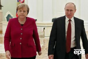 Меркель призвала Путина сократить численность российских войск у границы с Украиной