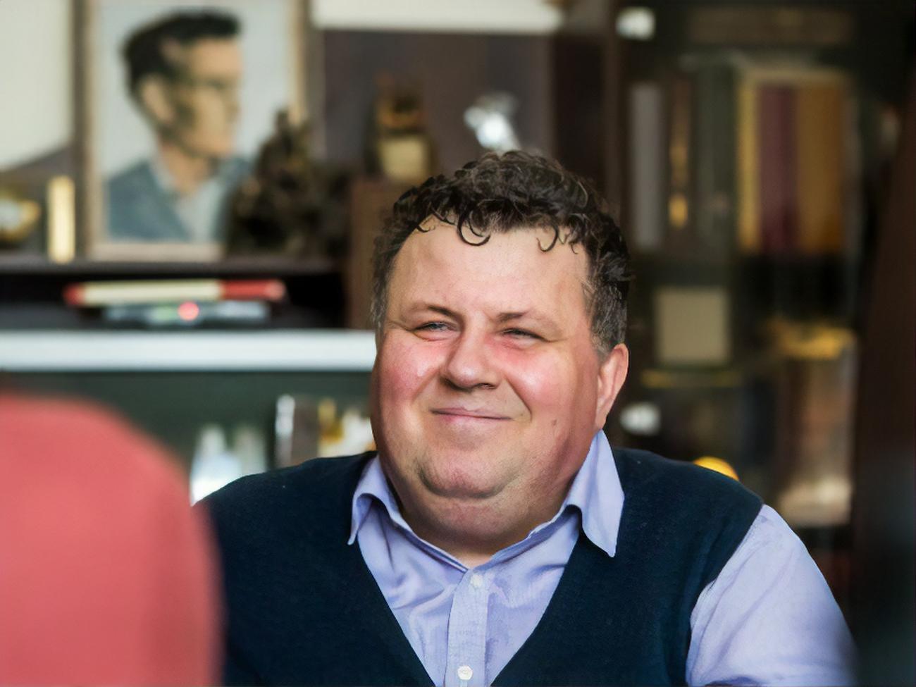 Бугров: На первом уроке дают список книг, "зелий", упражнений, а дальше ты работаешь, периодически приходишь и сдаешь изученное учителю. Человек учит-ся. Учит себя