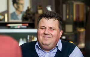 Бугров: На першому уроці дають список книг, "зіллів", вправ, а далі ти працюєш, періодично приходиш і здаєш вивчене вчителю. Людина навчаєть-ся. Навчає себе