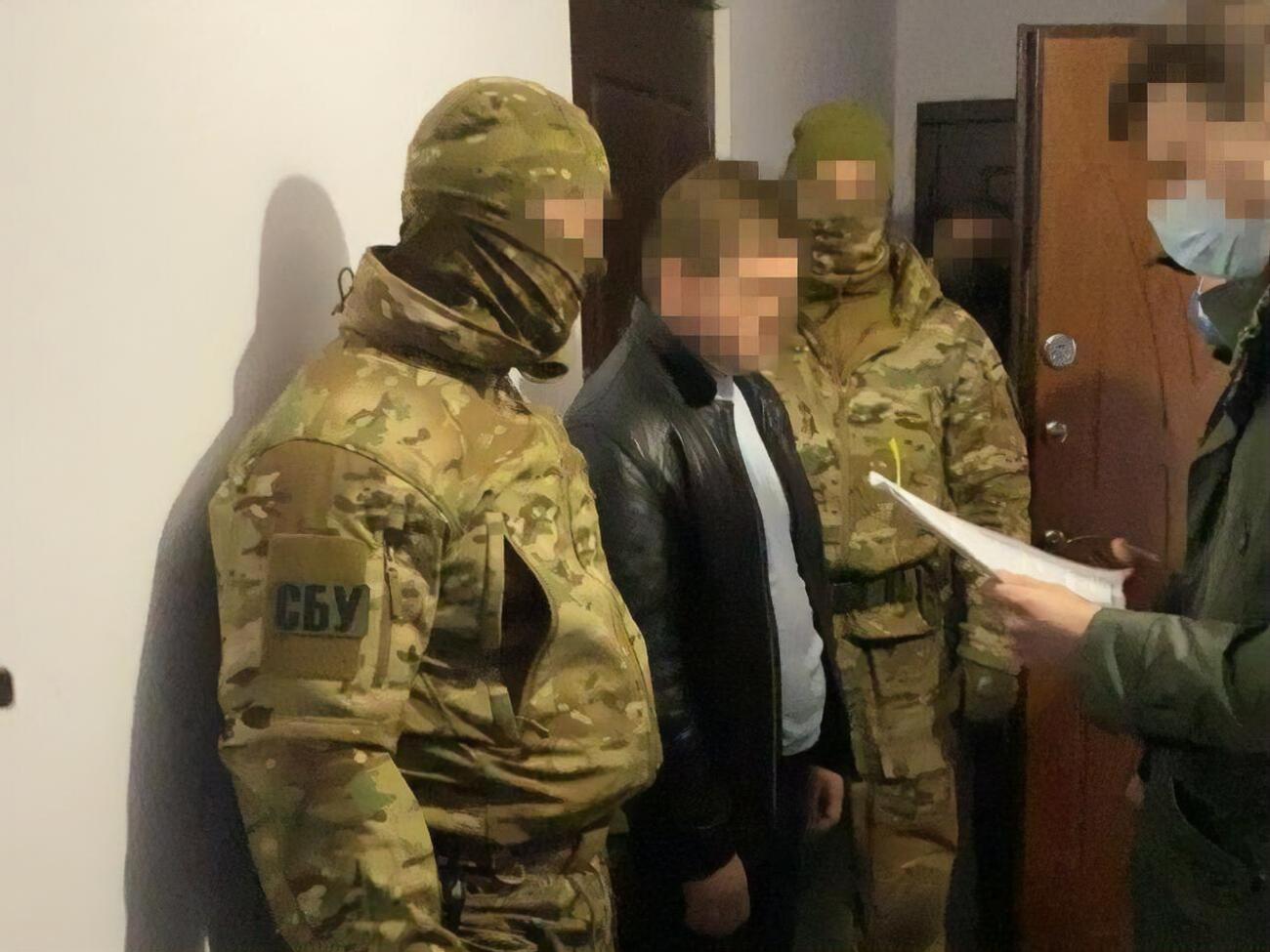 Мужчина вербовал граждан по обе стороны линии разграничения и запугивал проукраински настроенное население, сообщили в СБУ