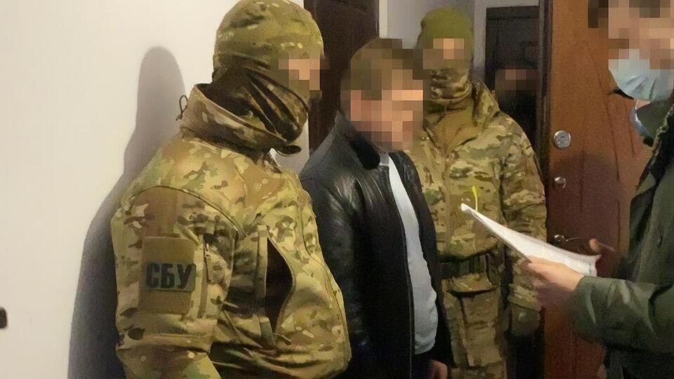 Мужчина вербовал граждан по обе стороны линии разграничения и запугивал проукраински настроенное население, сообщили в СБУ
