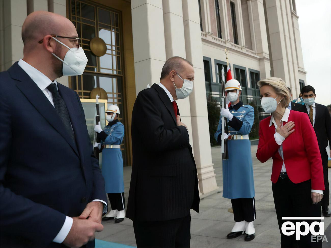 Фон дер Ляєн (праворуч) і Мішель (зліва) зустрічалися з Ердоганом 7 квітня