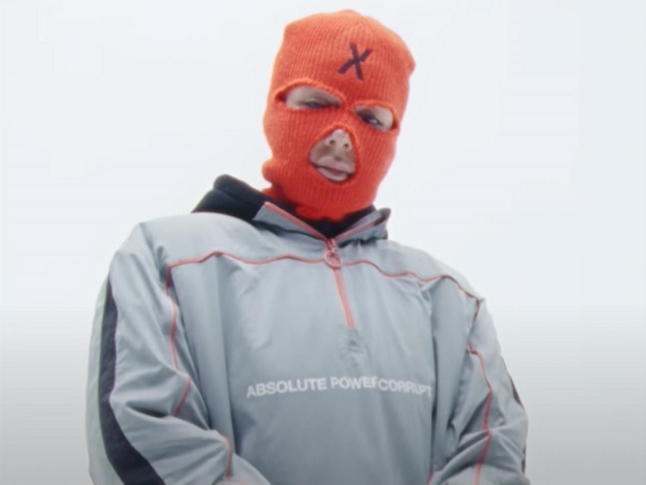 Певица предстала в балаклаве