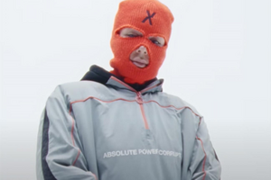 Певица предстала в балаклаве