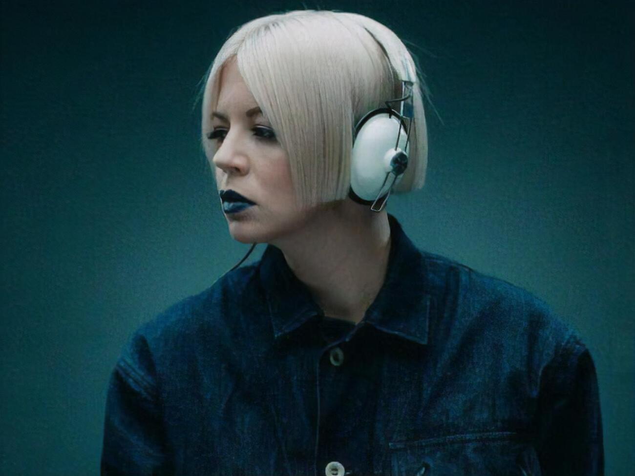 В клипе на песню Zenit вокалистка группы Onuka Ната Жижченко продемонстрировала фантазийные наряды, созданные из вторичных материалов