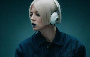 В клипе на песню Zenit вокалистка группы Onuka Ната Жижченко продемонстрировала фантазийные наряды, созданные из вторичных материалов