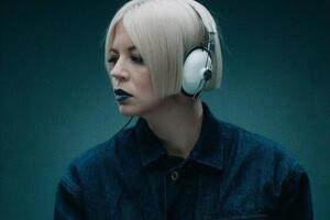 В клипе на песню Zenit вокалистка группы Onuka Ната Жижченко продемонстрировала фантазийные наряды, созданные из вторичных материалов