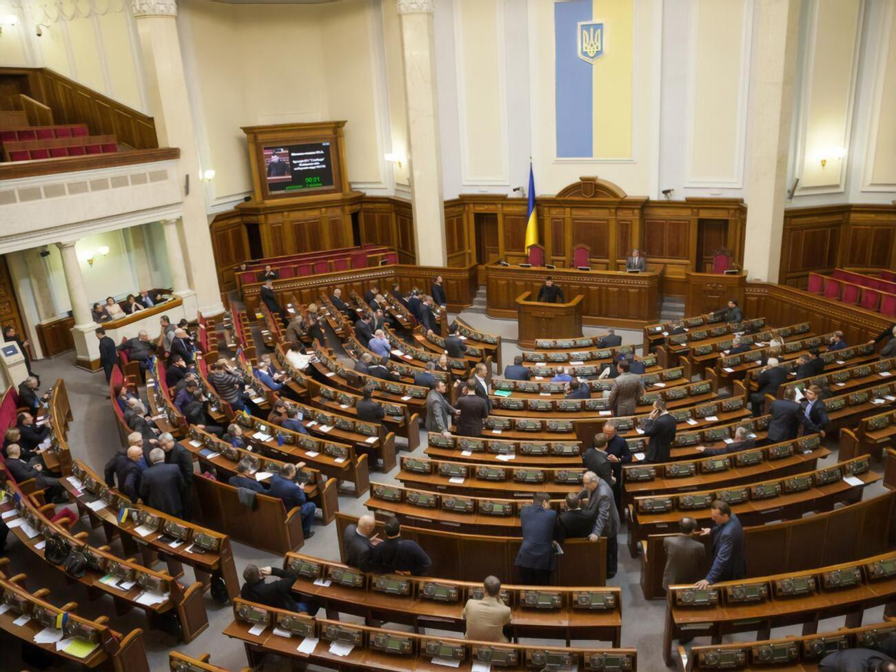 Згідно з опитуванням, у Раду пройшло б чотири партії