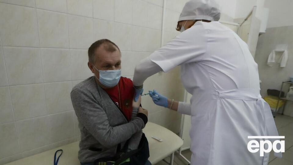Троє з чотирьох померлих після вакцинації препаратом "Супутник V" – жінки віком 51, 69 і 74 роки, повідомило видання EUobserver