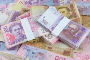 У квітні середня зарплата в Україні становила 13,6 тис. грн