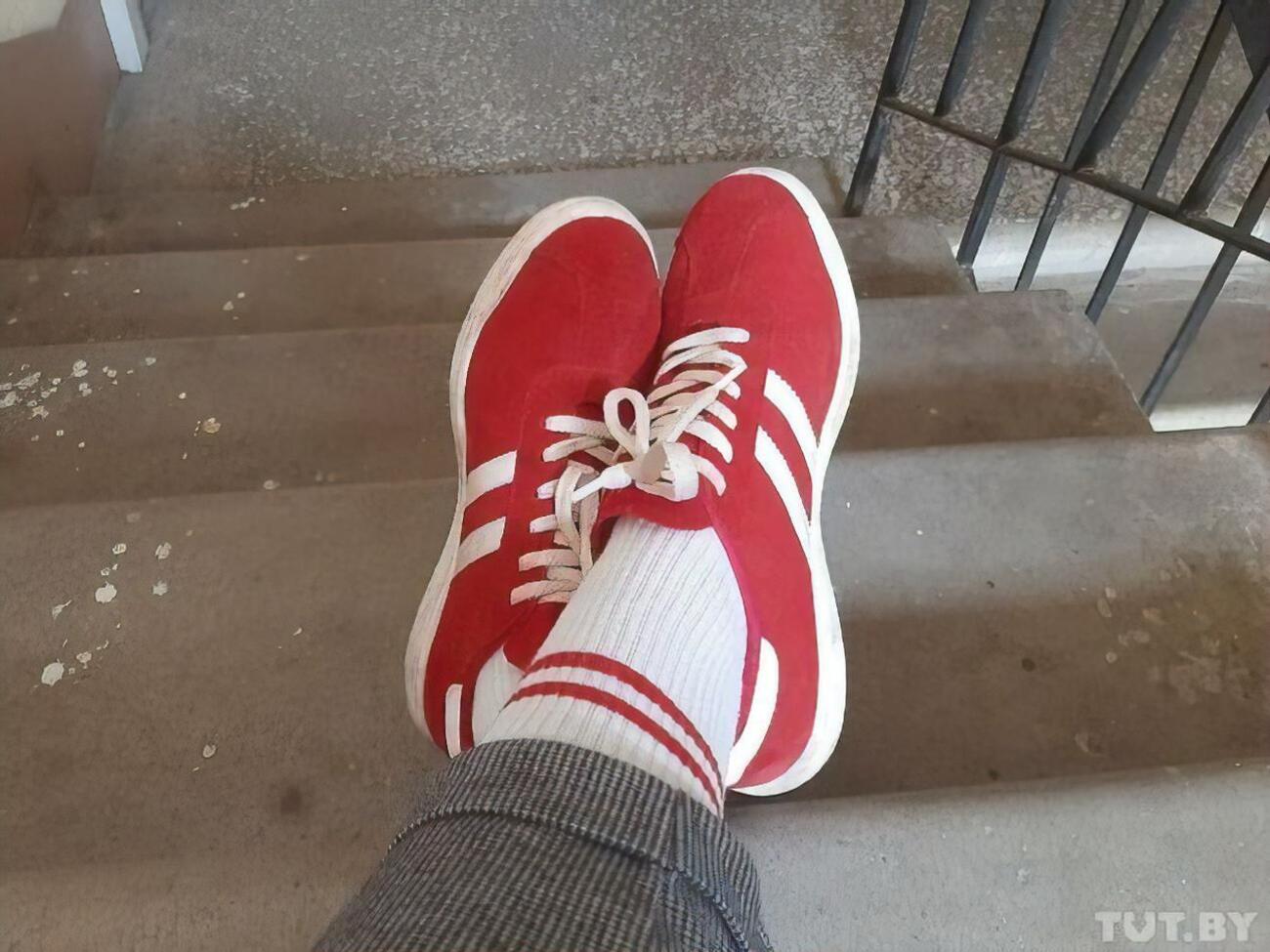 На женщине были белые носки с красной полосой