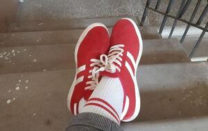 На женщине были белые носки с красной полосой