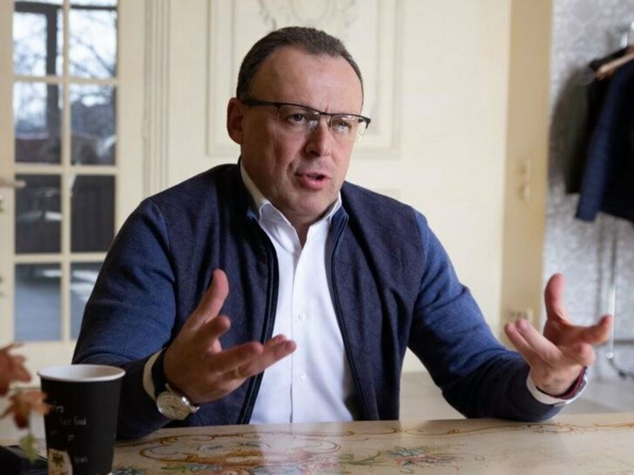 Гетманцев – не идиот, он хорошо понимает, как получать барыши на лоббизме отраслевых законопроектов. Это волк в овечьей шкуре