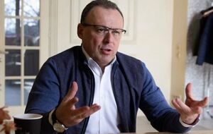 Гетманцев – не идиот, он хорошо понимает, как получать барыши на лоббизме отраслевых законопроектов. Это волк в овечьей шкуре