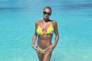 Волочкова: Как вам, девочки?! Вас многие и часто ли так носят на руках?! Да еще и на Мальдивских берегах...