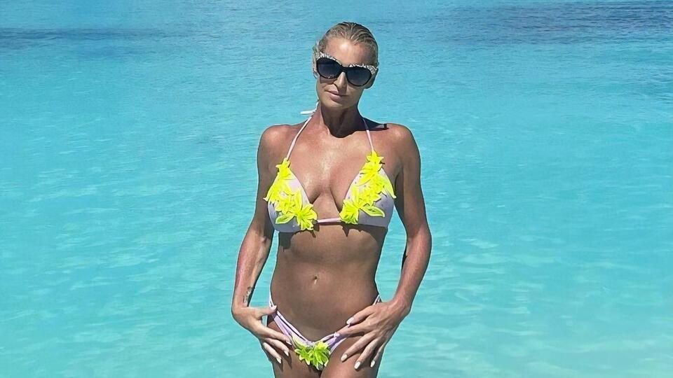 Волочкова: Как вам, девочки?! Вас многие и часто ли так носят на руках?! Да еще и на Мальдивских берегах...