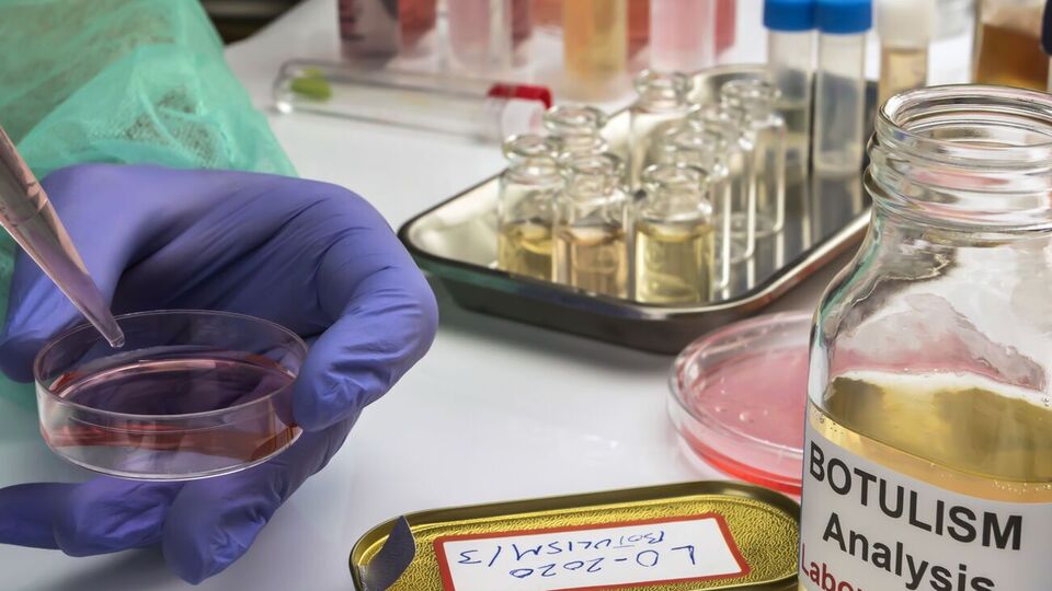 Специалисты проводят лабораторные исследования для подтверждения заболевания ботулизмом трех человек