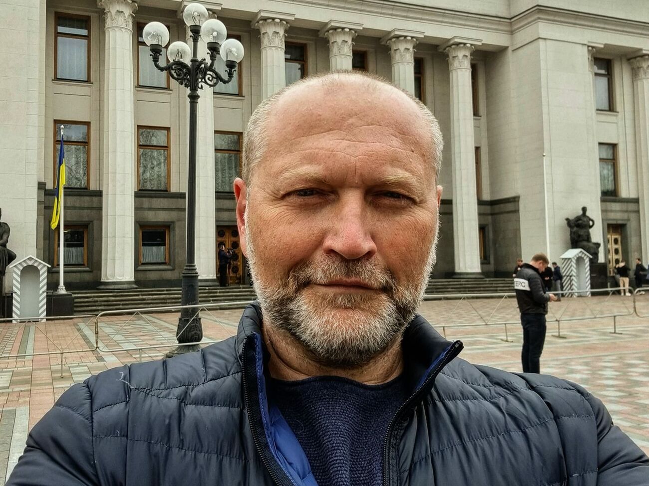 Если я или мой родственник въедет в РФ, нас задержит ФСБ. А Лещенко, видимо, друг Кремля, раз его жена спокойно ездит в Москву на заработки